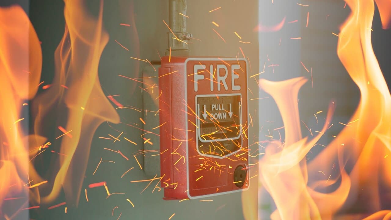 בדיקת ספרינקלרים לבטיחות של הנוכחים במבנה מפני מקרים כמו פריצת שריפה